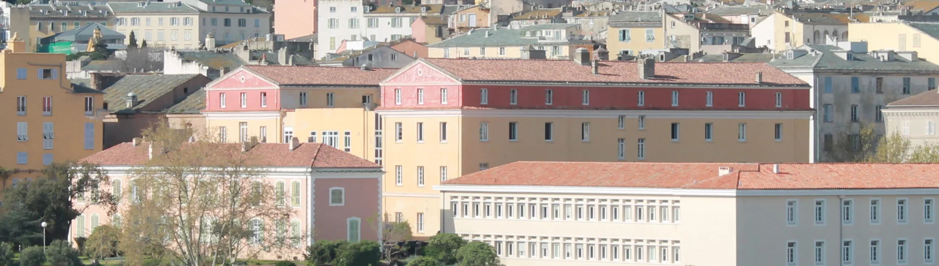 Vue extérieure du lycée Jean Nicoli à Bastia